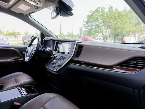 Used 2020 Toyota Sienna Limited Premium image 27