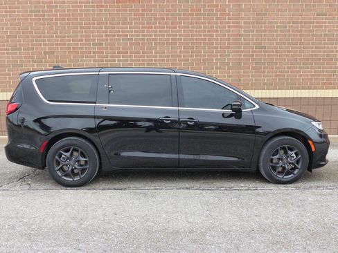 Used 2025 Chrysler Pacifica Select FWD image 11