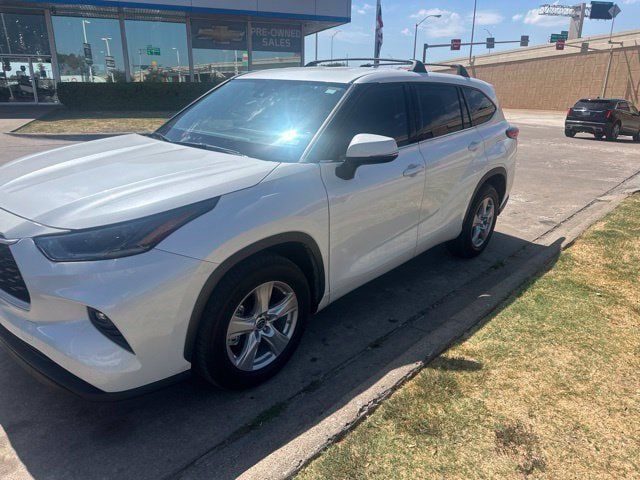 Used 2021 Toyota Highlander LE FWD image 3
