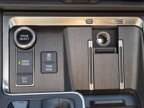 Used 2025 Lexus GX 550 w/ Accessory Package (2T) image 25