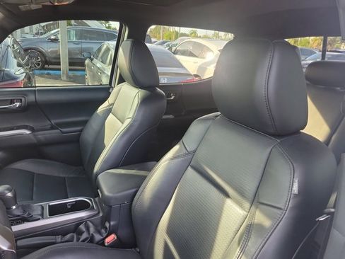 Used 2022 Toyota Tacoma Limited image 11