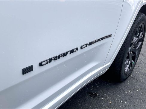 Used 2025 Jeep Grand Cherokee Summit AWD/4WD image 30