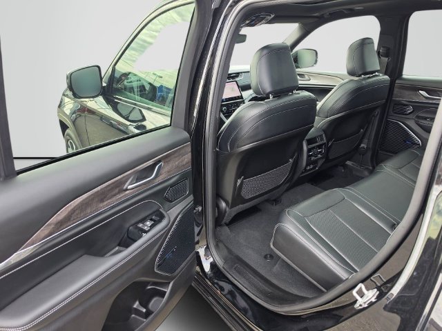 Used 2022 Jeep Grand Cherokee Overland AWD/4WD image 15