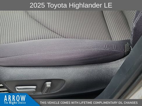 Used 2025 Toyota Highlander LE FWD image 23