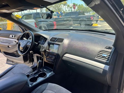 Used 2017 Ford Explorer XLT w/ Equipment Group 202A FWD image 18