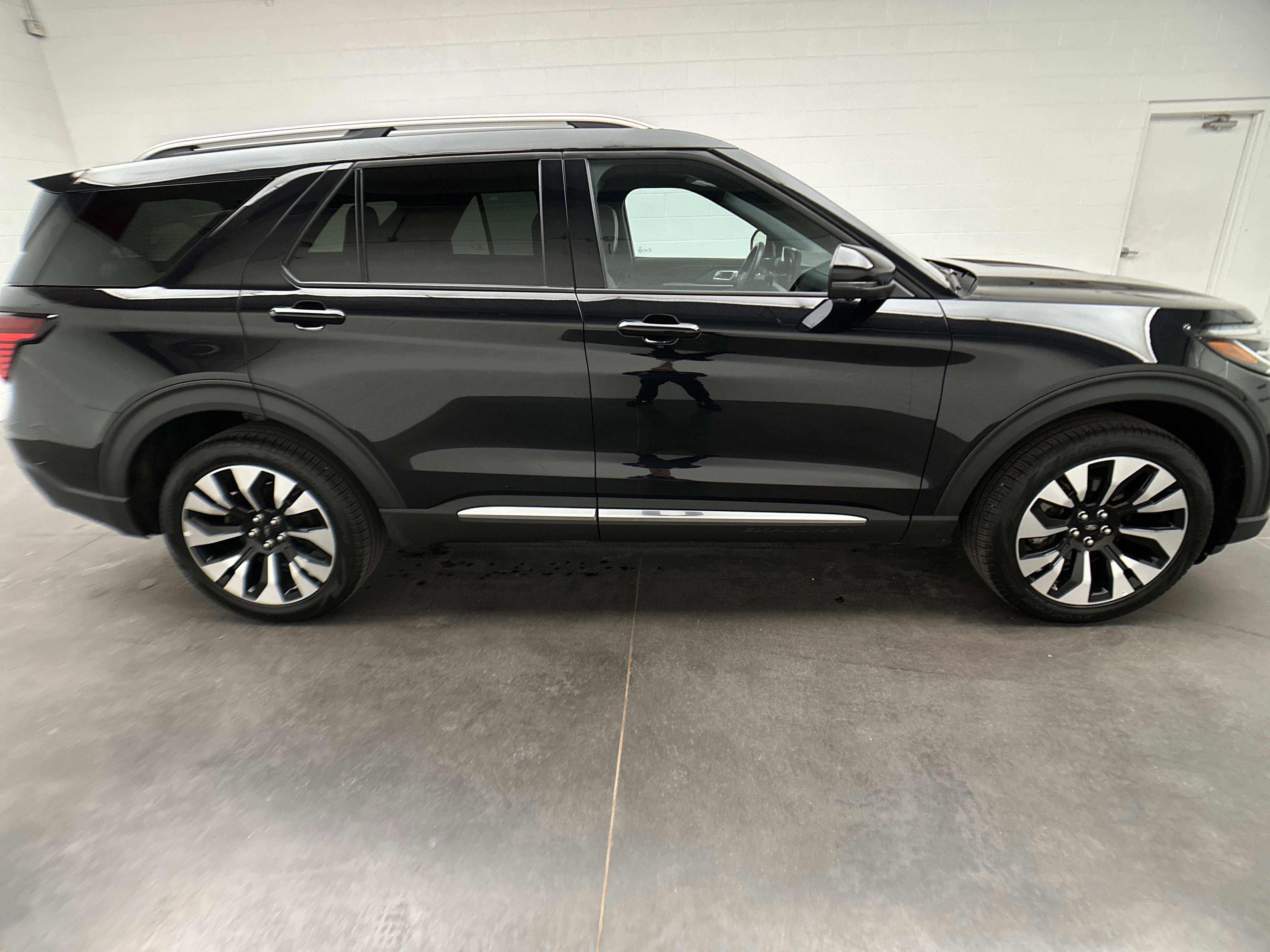 Used 2025 Ford Explorer Platinum w/ LUX Leather Package AWD/4WD image 10