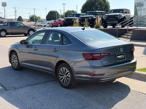Used 2020 Volkswagen Jetta SE w/ SE Cold Weather Package FWD image 2