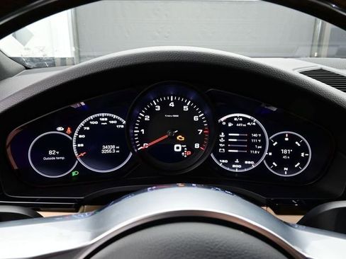 Certified 2023 Porsche Cayenne Platinum Edition image 9