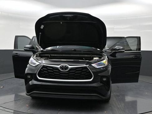 Used 2021 Toyota Highlander XLE FWD image 33