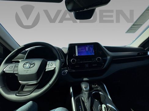 Used 2025 Toyota Highlander XLE image 3