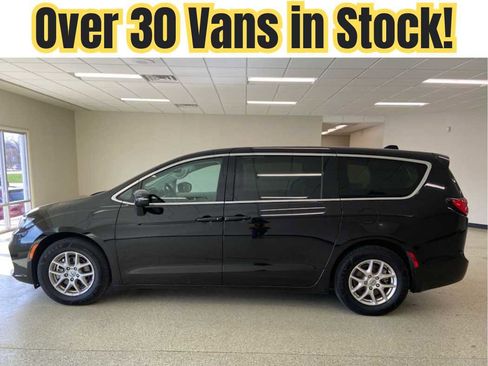 Used 2024 Chrysler Pacifica Touring-L FWD image 1