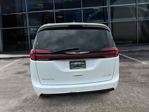 Used 2023 Chrysler Pacifica Limited FWD image 6
