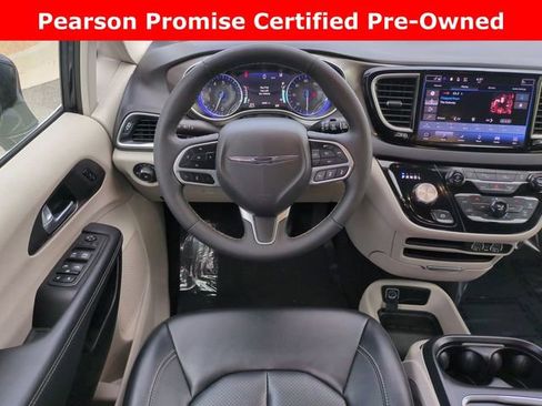 Used 2024 Chrysler Pacifica Touring-L image 16