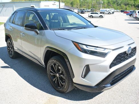 Used 2022 Toyota RAV4 XSE AWD/4WD image 4