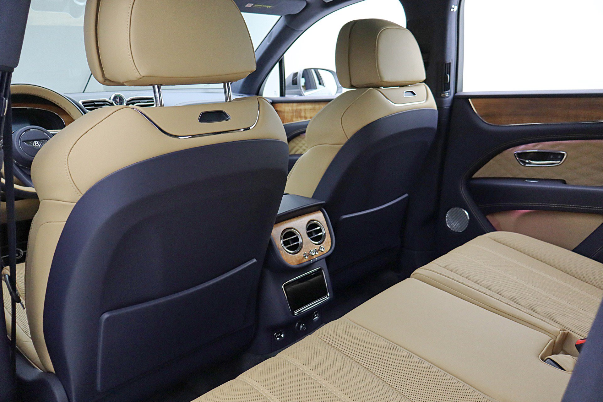 Used 2025 Bentley Bentayga AWD/4WD image 49