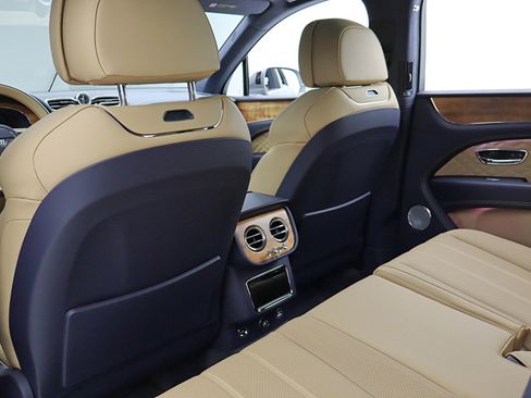 Used 2025 Bentley Bentayga AWD/4WD image 49
