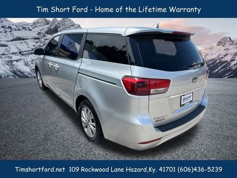 Used 2017 Kia Sedona LX image 6