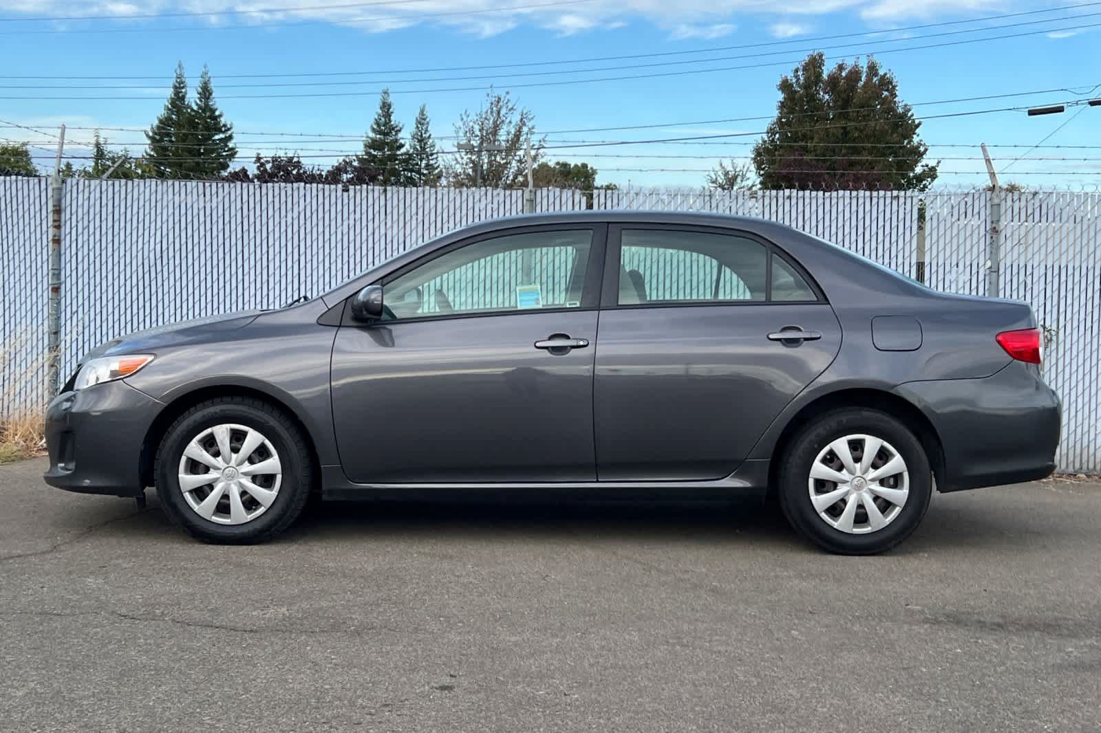 Used 2011 Toyota Corolla LE FWD image 2