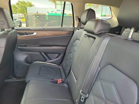 Used 2025 Volkswagen Atlas SE FWD image 11