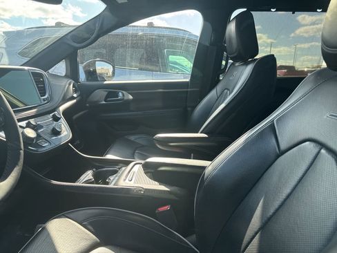 Used 2025 Chrysler Pacifica Limited FWD image 29