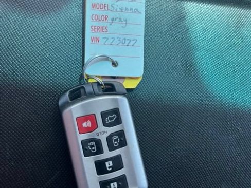 Used 2017 Toyota Sienna SE Premium FWD image 48