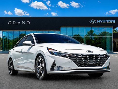 Used 2023 Hyundai Elantra Limited w/ Cargo Package FWD image 8