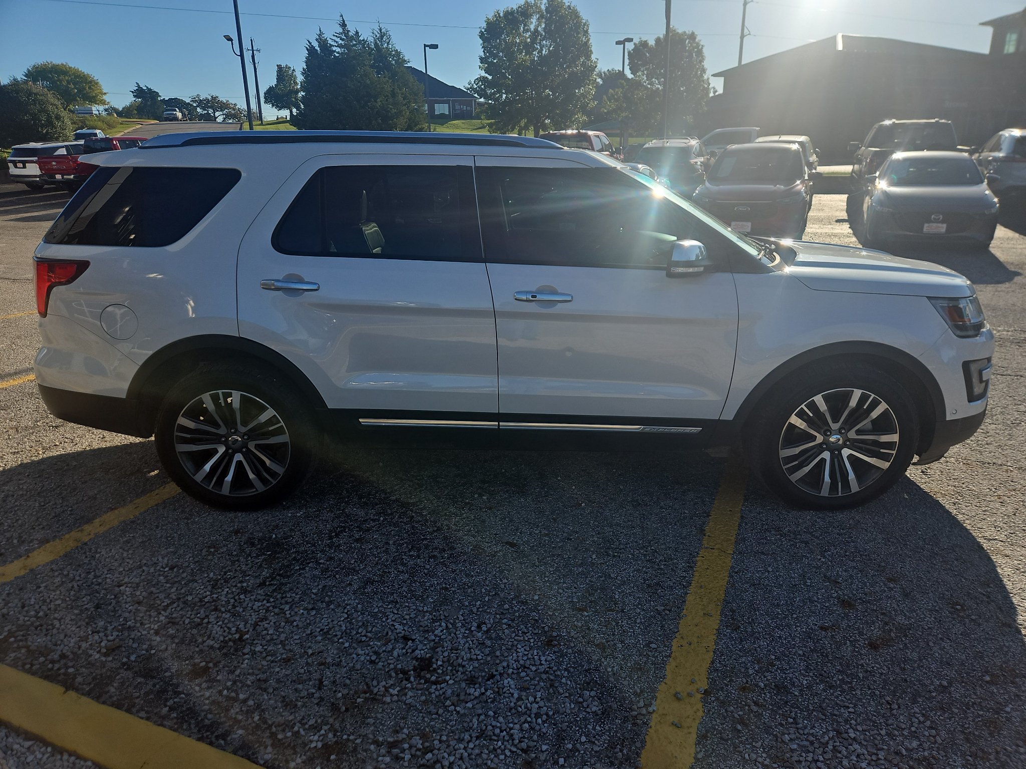 Used 2017 Ford Explorer Platinum AWD/4WD image 4