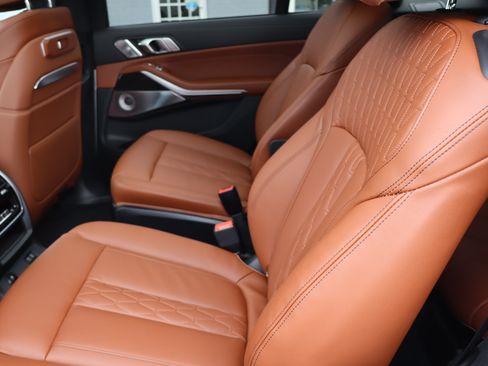 Used 2025 BMW X7 M60i AWD/4WD image 32