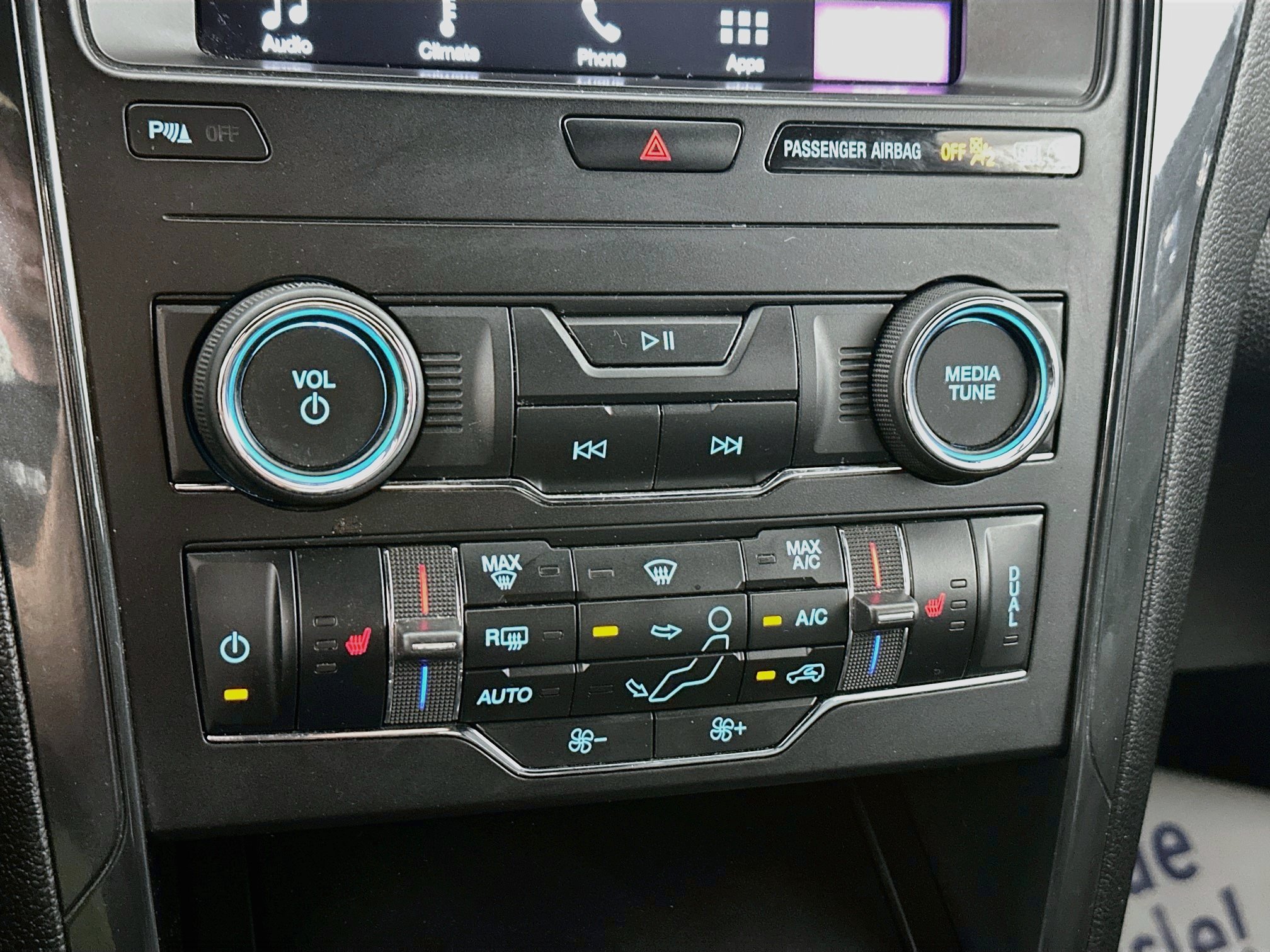 Used 2018 Ford Explorer XLT w/ XLT Appearance Package AWD/4WD image 15