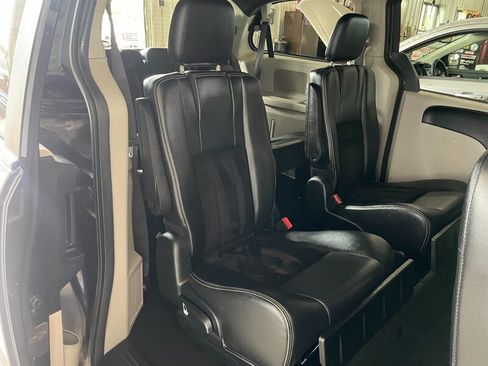Used 2017 Dodge Grand Caravan SXT FWD image 17