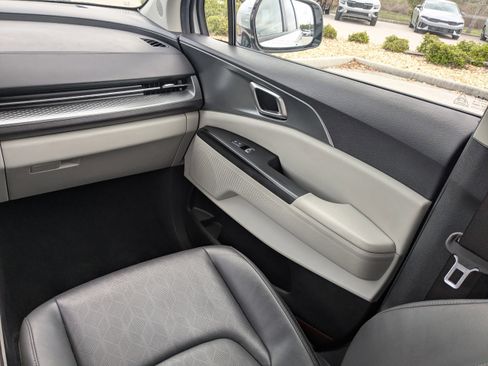 Certified 2024 Kia Carnival LX image 22