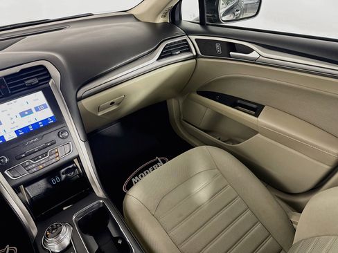 Used 2020 Ford Fusion SE FWD image 32