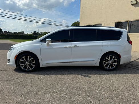 Used 2017 Chrysler Pacifica Limited w/ Advanced Safetytec Group FWD image 5