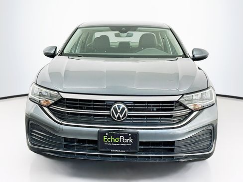 Used 2024 Volkswagen Jetta SE image 2