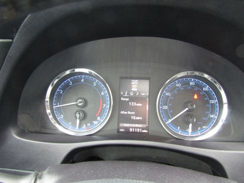 Used 2019 Toyota Corolla XLE image 32