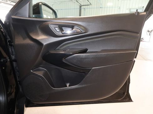 Used 2025 Chevrolet Trax LT FWD image 18