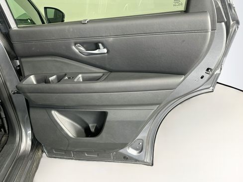 Used 2025 Nissan Pathfinder SL AWD/4WD image 33