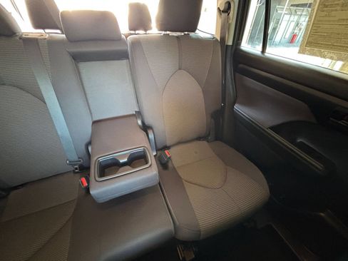 Used 2025 Toyota Highlander LE FWD image 39