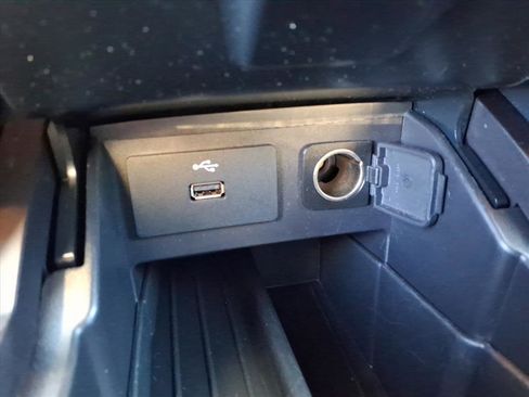 Used 2018 Ford Explorer XLT image 18