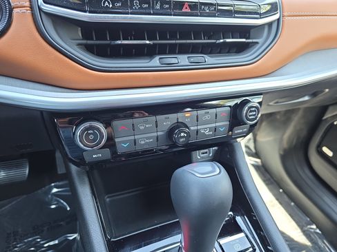 Used 2025 Jeep Compass Limited w/ Elite Group AWD/4WD image 23