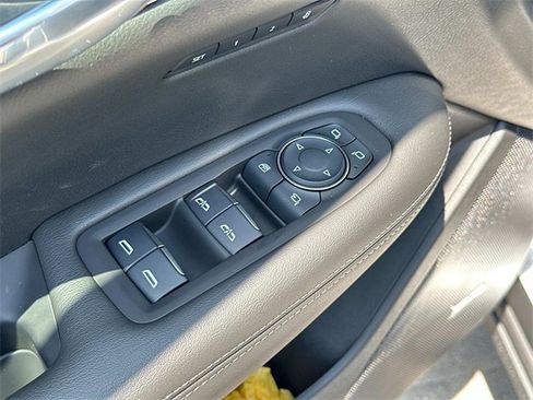 Used 2025 Cadillac XT6 Luxury image 8