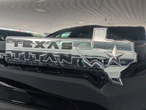 Used 2019 Nissan Titan SV w/ SV Convenience Package image 8