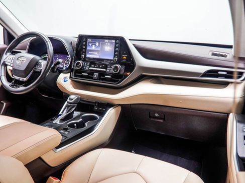 Used 2021 Toyota Highlander XLE FWD image 20