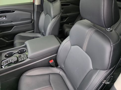 Used 2025 Honda Pilot Touring image 11