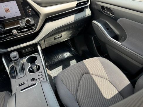 Used 2023 Toyota Highlander FWD image 15