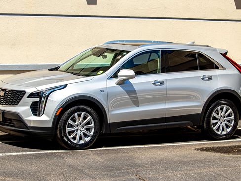 Used 2021 Cadillac XT4 Luxury w/ Cold Weather Package AWD/4WD image 4