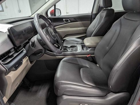 Used 2025 Kia Carnival FWD image 4