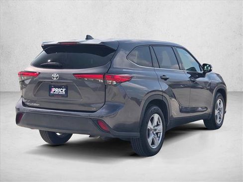 Used 2022 Toyota Highlander LE FWD image 5