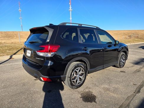 Used 2020 Subaru Forester Premium image 3