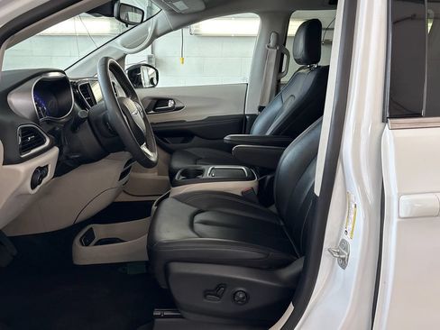 Used 2024 Chrysler Pacifica Touring-L FWD image 13